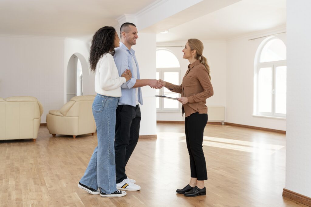 Contratar um corretor de imóveis vs. comprar por conta própria: qual a melhor escolha?
